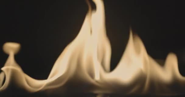 Tűz tánc ellen sötét háttér 120fps lassított felvételeket — Stock videók