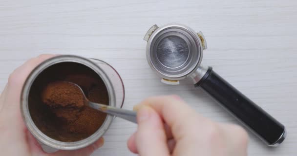 Подготовка кофе для машины — стоковое видео