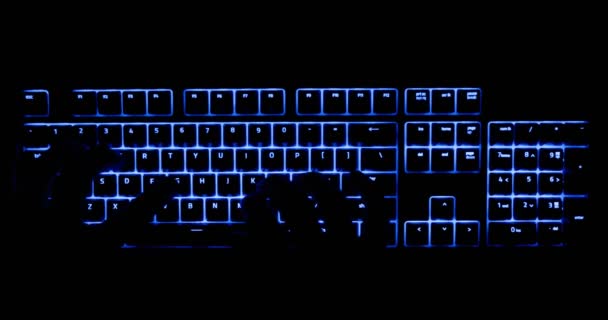 Taper les mains dans l'obscurité sur le clavier éclairé — Video