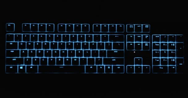 黑暗中明亮的键盘闪烁着RGB色 — 图库视频影像
