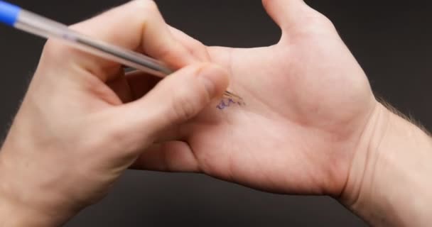 Psaní cheat list na dlaních před zkouškou — Stock video
