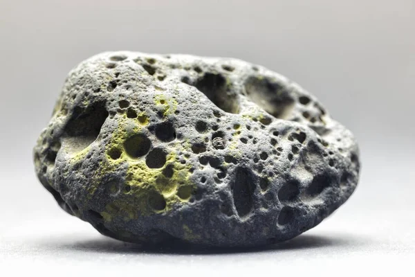 Dym wirujący wokół małego kamienia meteorytowego — Zdjęcie stockowe