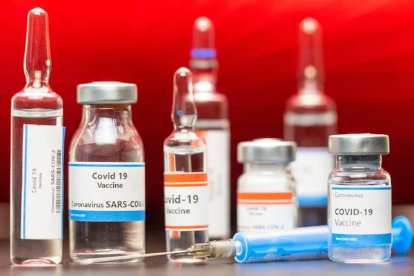 Вакцина від вірусу в маленьких пляшках — стокове фото