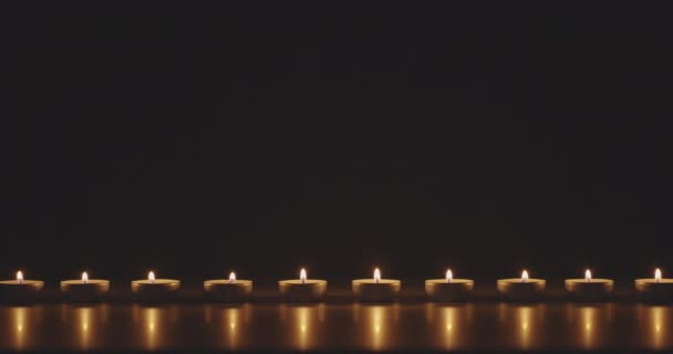 Svíčky Zářící Tmavém Pozadí — Stock video