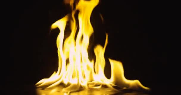 Fire Dansen Tegen Donkere Achtergrond 120Fps Slow Motion Loopable Beelden — Stockvideo