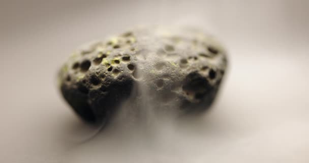 Humo Girando Alrededor Una Pequeña Piedra Meteorito — Vídeo de stock