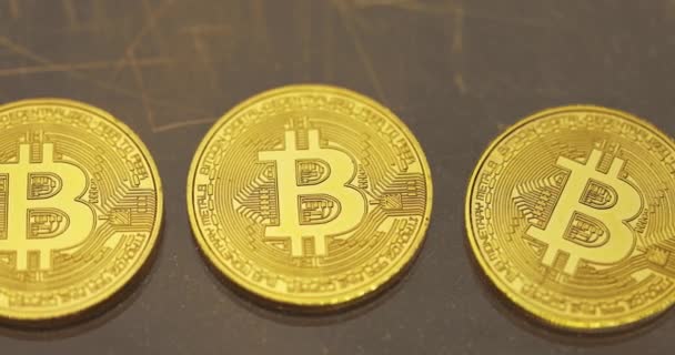 Bitcoin Fisik Mengkilap Lagi Latar Belakang Gelap Tertutup — Stok Video