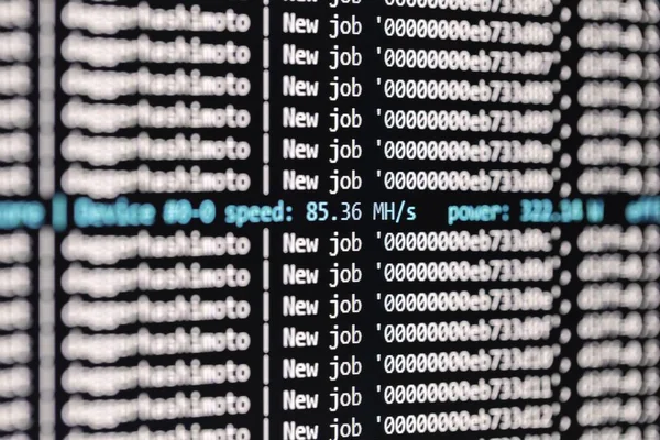 仕事のクローズアップ写真でのビットコイン採掘プログラム — ストック写真
