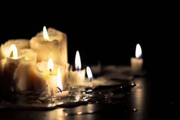 Свічки, що світяться на темному тлі — стокове фото
