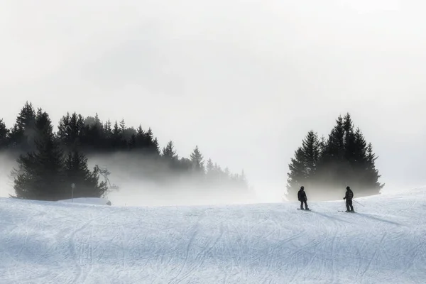 Caminho de esqui nebuloso com encostas — Fotografia de Stock