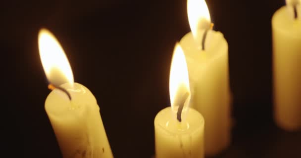 Svíčky zářící na tmavém pozadí — Stock video