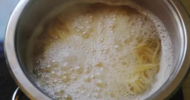 Pâtes bouillantes dans un pot en acier — Video