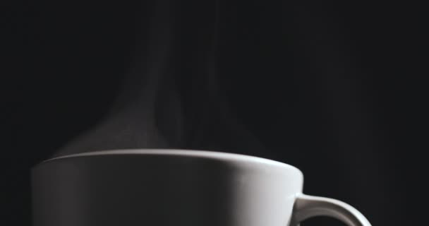 Vapor subiendo del primer plano de la taza caliente — Vídeos de Stock