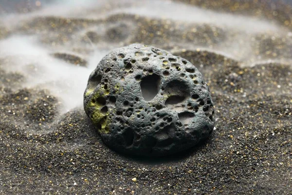 Fumée tourbillonnant autour d'une petite pierre de météorite — Photo