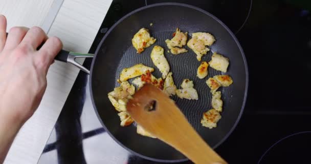 Preparación de pollo frito bajo en grasa para la cena en platos de inducción — Vídeo de stock