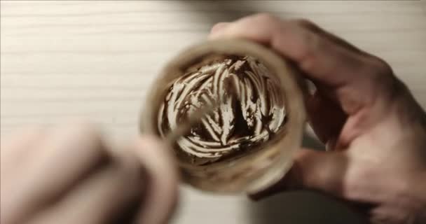 Geen chocolade room meer in de pot. — Stockvideo