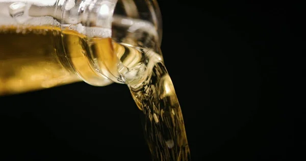 Beer Being Poured Dark Background Slow Movements Closeup — Stock Photo, Image