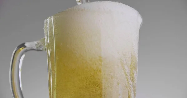 大杯120Fps慢动作特写镜头中流出的啤酒 — 图库照片