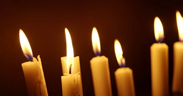 Kerzen Glühen Vor Dunklem Hintergrund Nahaufnahmen — Stockfoto