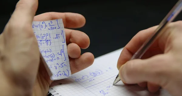 Skriva Tentor Lätt Med Ordentlig Fuska Blad Händerna — Stockfoto