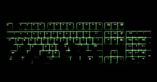 Hände Tippen Dunkeln Auf Beleuchteter Tastatur Nahaufnahme — Stockfoto