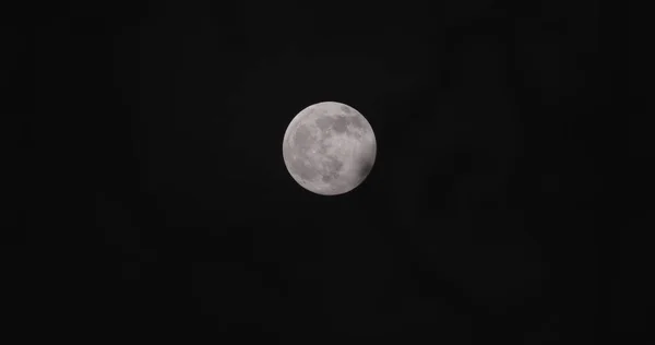 Luna Llena Con Nubes Moviéndose Delante Ella Material Primer Plano — Foto de Stock