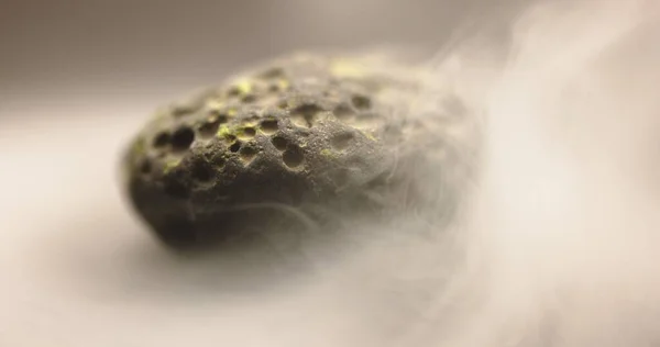 Fumaça Girando Torno Imagens Close Pedra Meteorito Pequeno — Fotografia de Stock