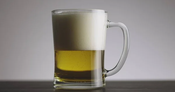 Grote Mok Bier Tafel Slow Motion Close Beelden — Stockfoto