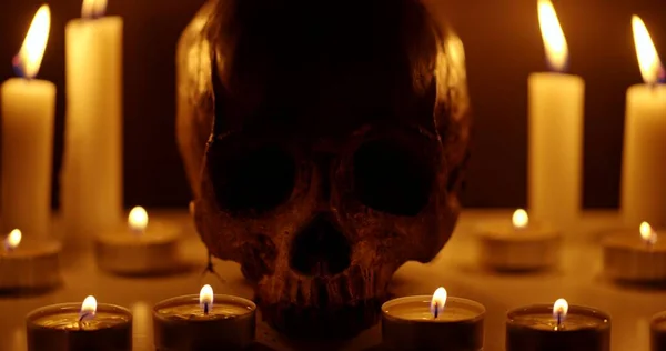Kerzen Und Menschlicher Schädel Der Dunkelheit Nahaufnahme — Stockfoto
