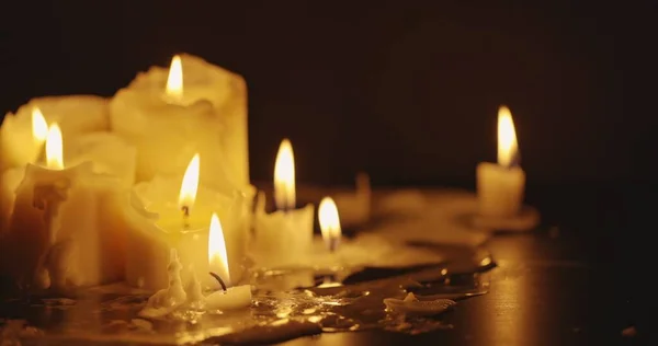 Kerzen Glühen Vor Dunklem Hintergrund Nahaufnahmen — Stockfoto