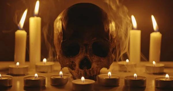Kerzen Und Menschlicher Schädel Der Dunkelheit Nahaufnahme — Stockfoto
