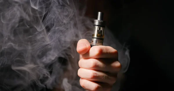 Erkek Eliyle Tutulan Elektronik Sigara Koyu Arka Plan Buhar Yakın — Stok fotoğraf