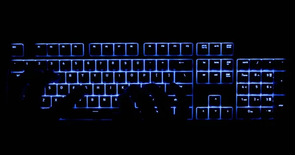 Hände Tippen Dunkeln Auf Beleuchteter Tastatur Nahaufnahme — Stockfoto