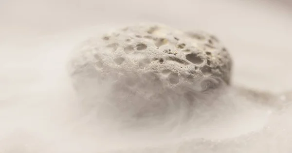 Дим Кружляє Навколо Невеликого Метеоритного Каменю Крупним Планом — стокове фото