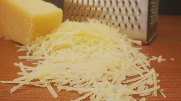 テーブルの上のパルメザンチーズは カメラのモーションクローズアップの謎として — ストック写真