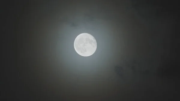 Lua Cheia Contra Nublado Céu Noite Closeup — Fotografia de Stock