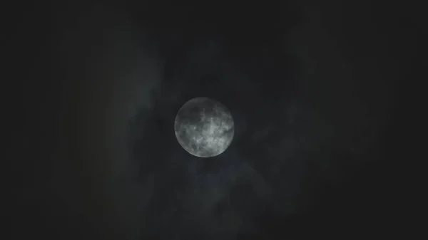 Lua Cheia Contra Nublado Céu Noite Closeup — Fotografia de Stock