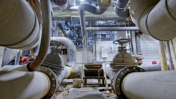 工業ビルの配管でいっぱいのボイラー室 — ストック写真