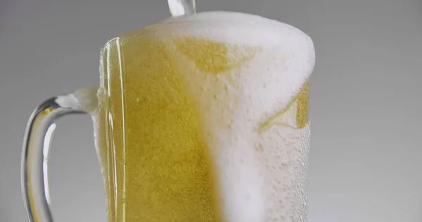 大きなマグカップから溢れ出るビール120Fpsのスローモーションクローズアップ映像 — ストック写真