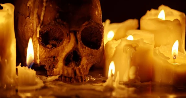 Karanlıkta Mumlar Insan Kafatası Görüntüyü Kapatın — Stok fotoğraf