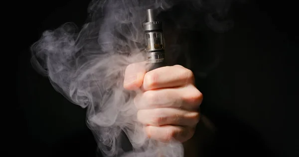Erkek Eliyle Tutulan Elektronik Sigara Koyu Arka Plan Buhar Yakın — Stok fotoğraf