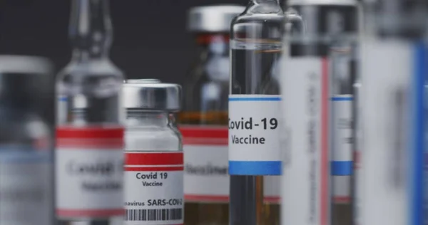 Szczepionka Przeciwko Wirusowi Małych Butelkach Aparatem Wciskającym — Zdjęcie stockowe