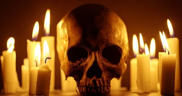 어두운 촛불과 두개골이 장면이 가까이 — 스톡 사진