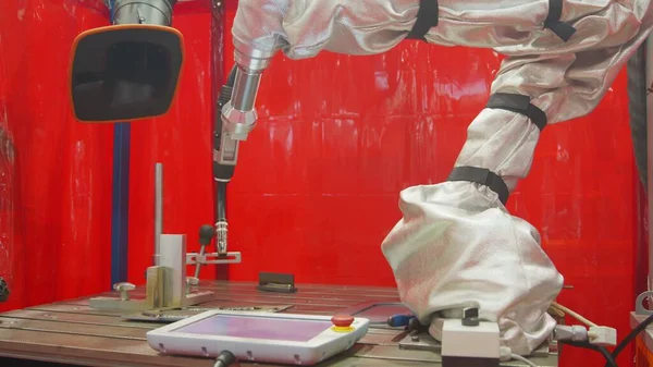 自動化されたロボット機器が作業現場の映像を — ストック写真