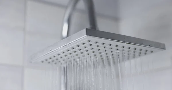 シャワーヘッドから流れる水120 Fpsのスローモーションクローズアップ映像 — ストック写真