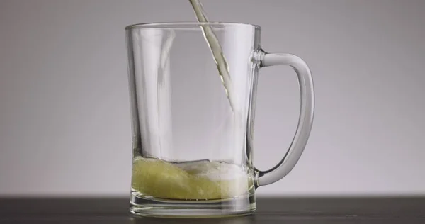 Pouring Beer Big Mug Its Full 120Fps Time Lapse Footage — Stock Photo, Image