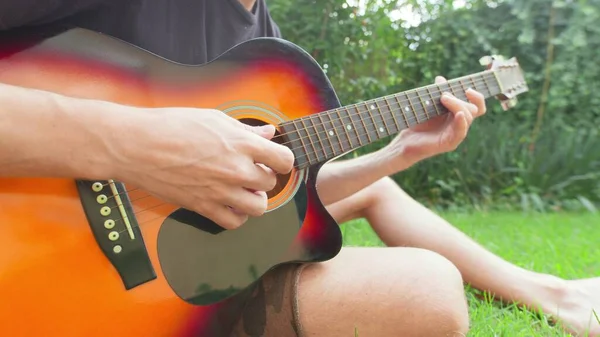 Man Sitting Grass Playing Guitar Closeup Footage — Stock Photo, Image