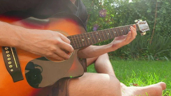 Man Sitting Grass Playing Guitar Closeup Footage — Stock Photo, Image