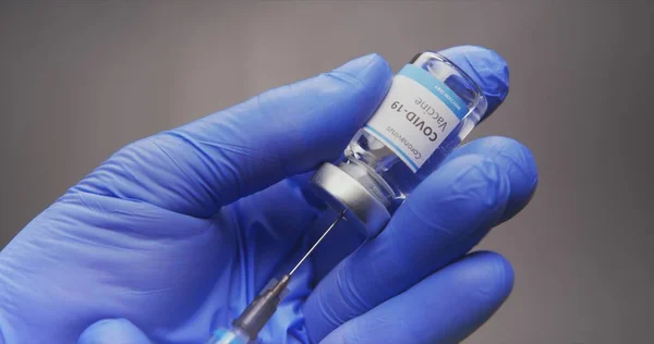 ワクチンで人間の手を閉じる映像 — ストック写真
