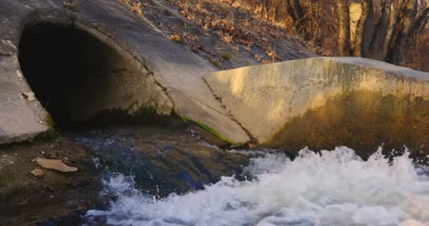 Terowongan Pembuangan Besar Dengan Kotoran Yang Mengalir Keluar — Stok Video